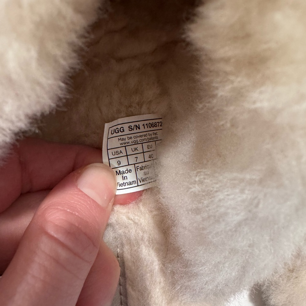 Women’s Ugg slippers - size 9 - Picture 4 of 6